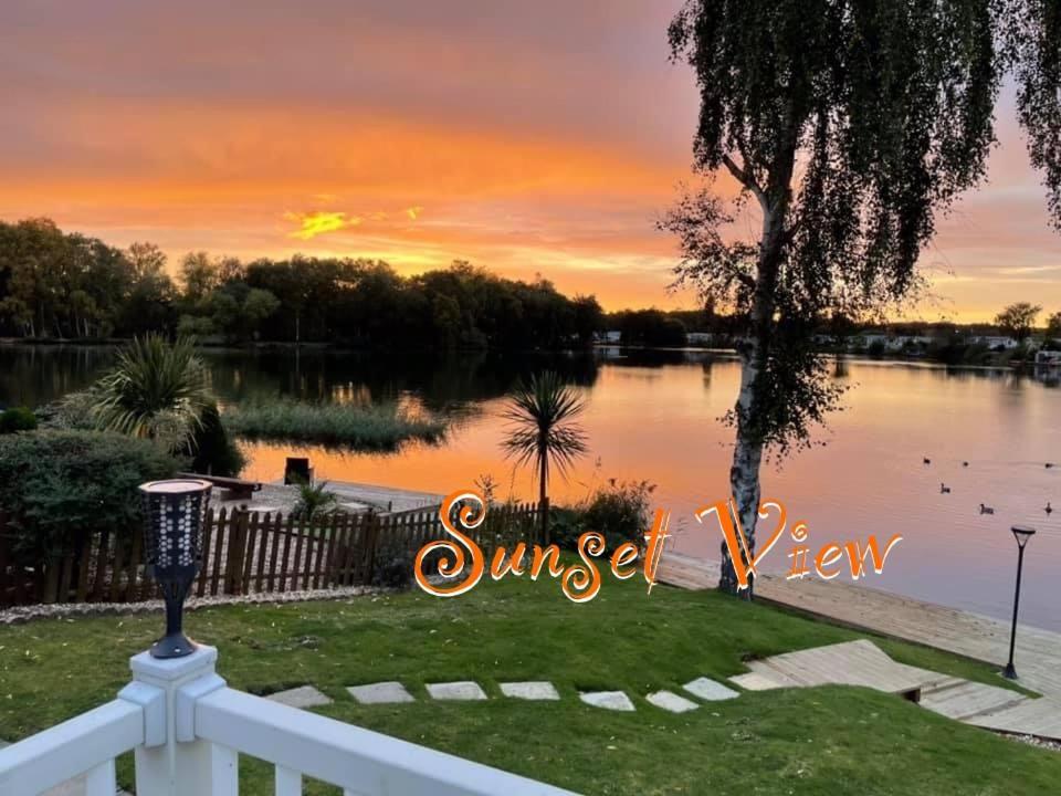 Tattershall Lakes Sunset View Caravan Lakeside, Hot Tub, Garden, Private Fishing Peg & Wifi Екстер'єр фото