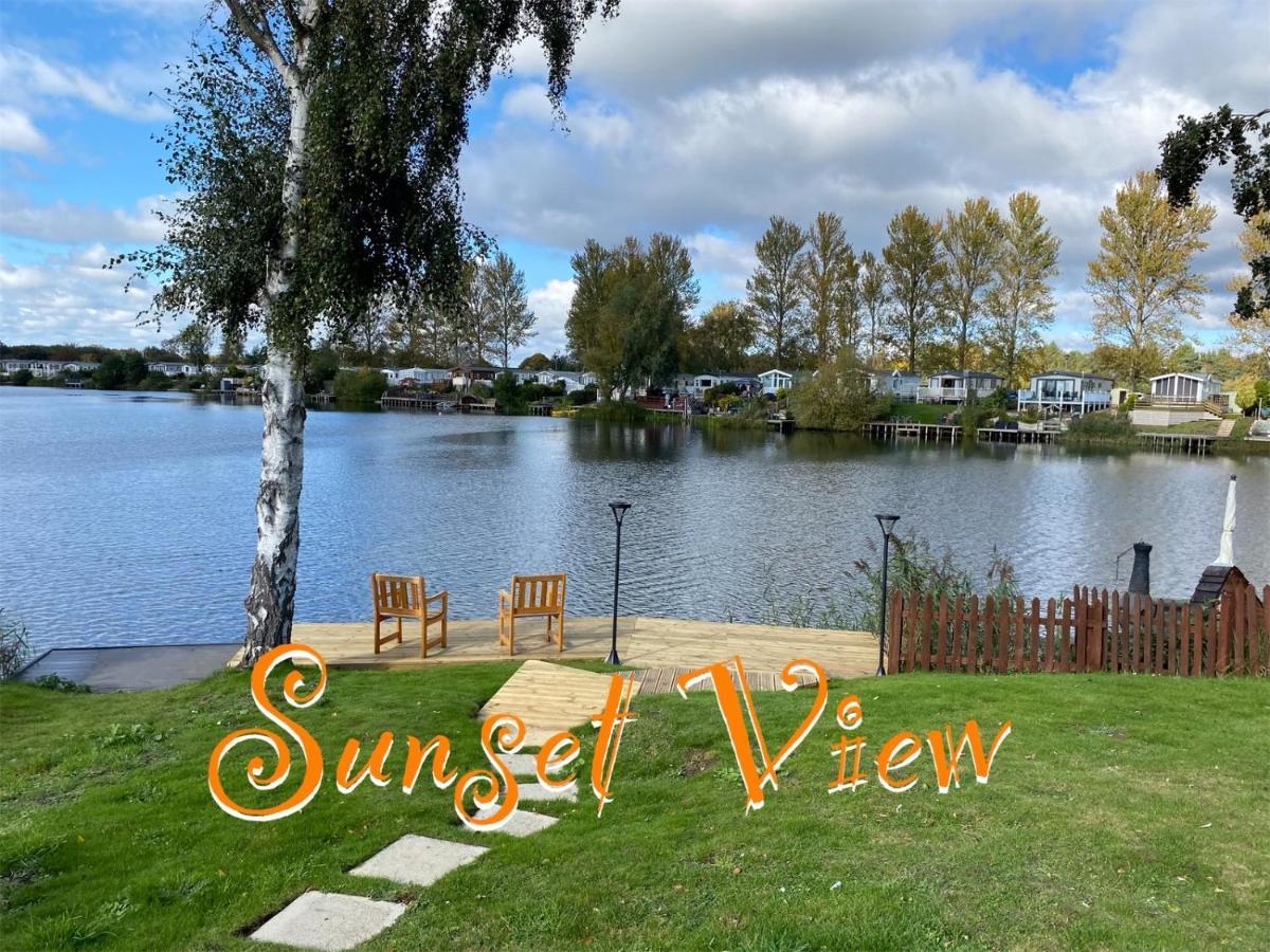 Tattershall Lakes Sunset View Caravan Lakeside, Hot Tub, Garden, Private Fishing Peg & Wifi Екстер'єр фото