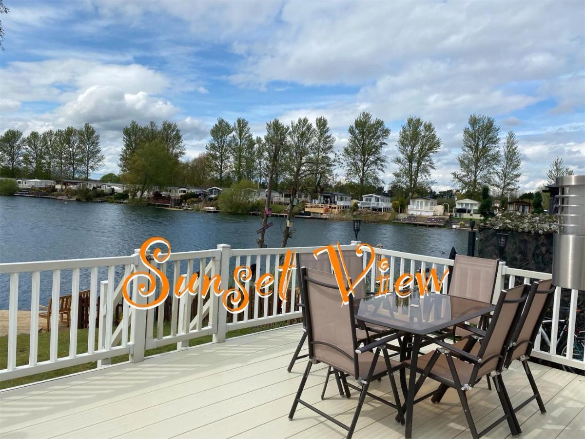 Tattershall Lakes Sunset View Caravan Lakeside, Hot Tub, Garden, Private Fishing Peg & Wifi Екстер'єр фото