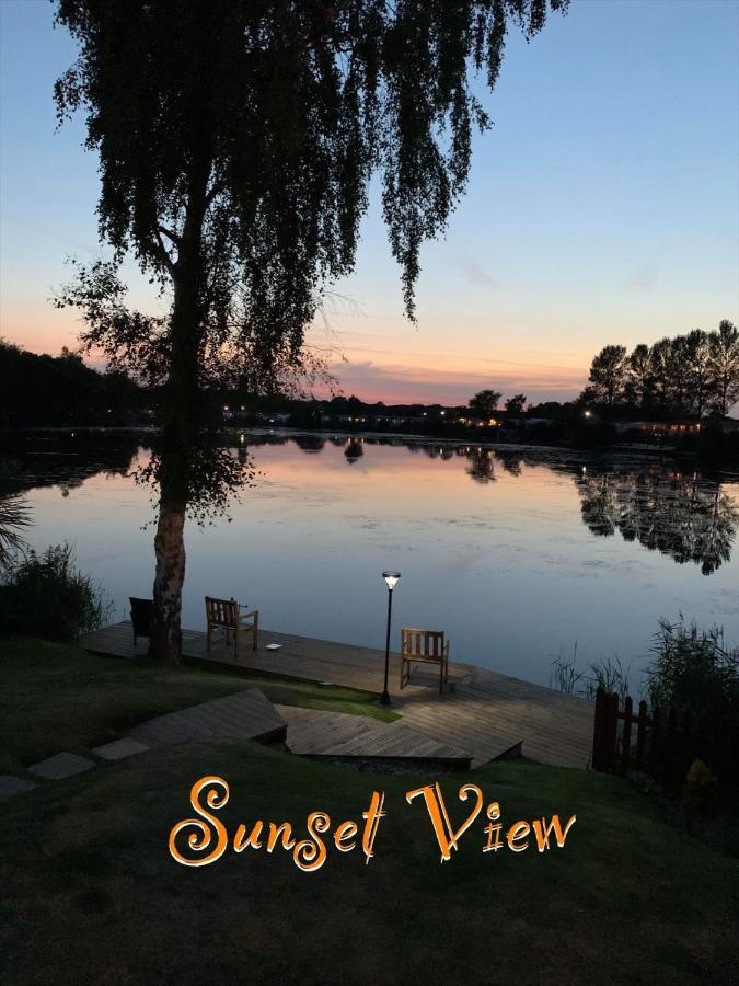 Tattershall Lakes Sunset View Caravan Lakeside, Hot Tub, Garden, Private Fishing Peg & Wifi Екстер'єр фото