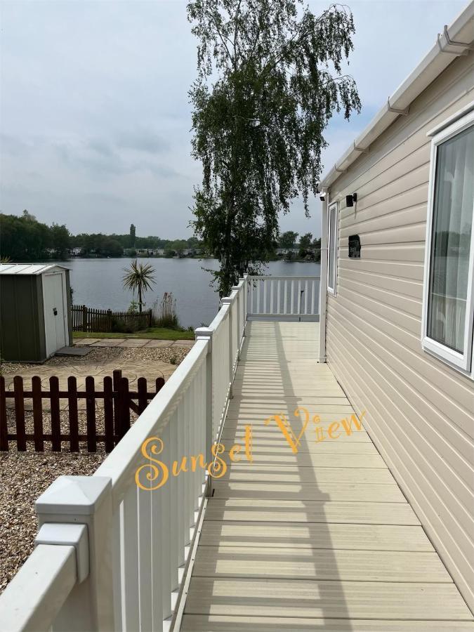 Tattershall Lakes Sunset View Caravan Lakeside, Hot Tub, Garden, Private Fishing Peg & Wifi Екстер'єр фото