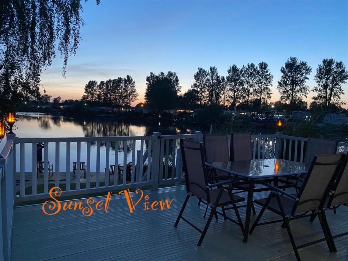 Tattershall Lakes Sunset View Caravan Lakeside, Hot Tub, Garden, Private Fishing Peg & Wifi Екстер'єр фото