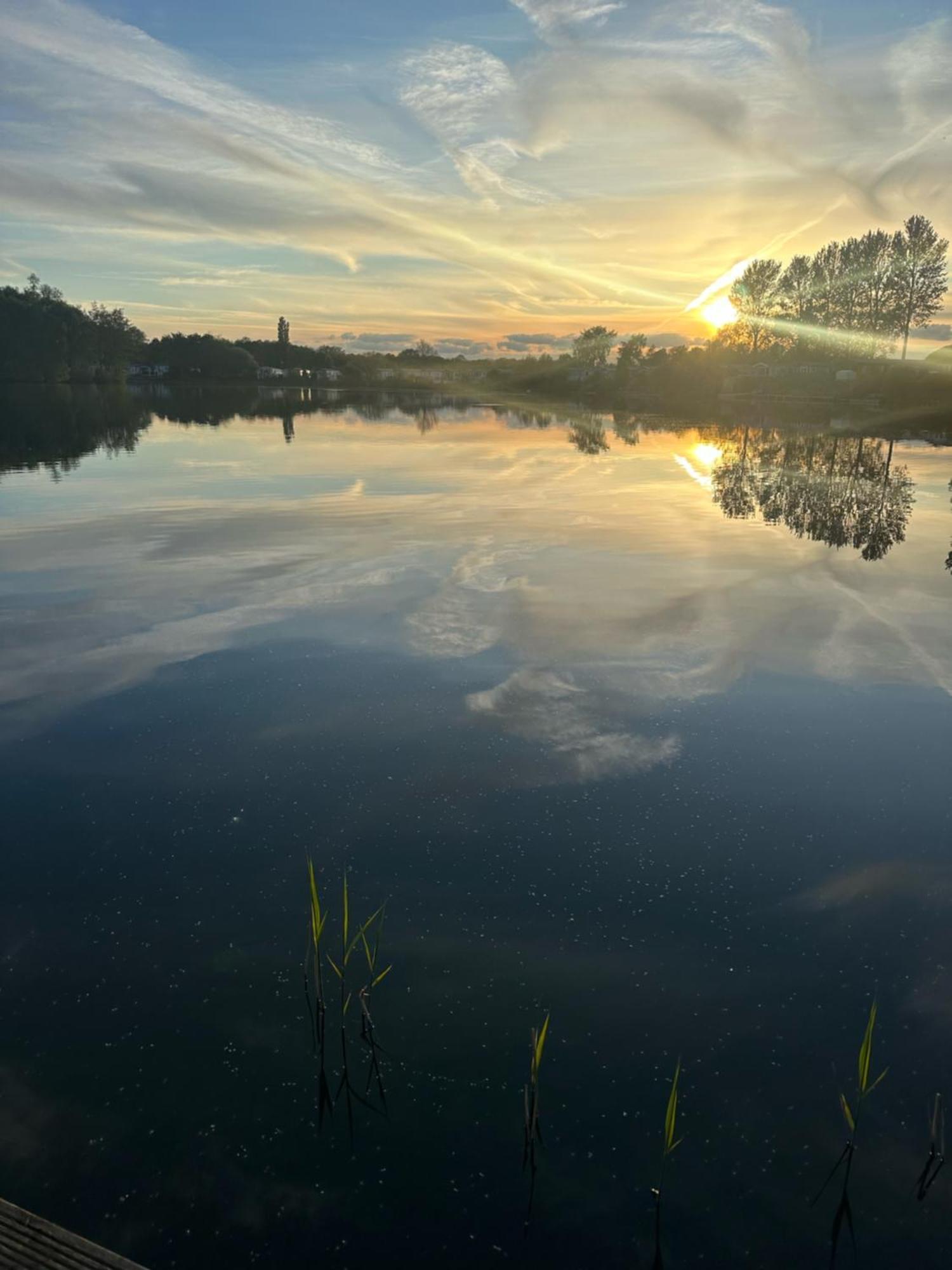 Tattershall Lakes Sunset View Caravan Lakeside, Hot Tub, Garden, Private Fishing Peg & Wifi Екстер'єр фото