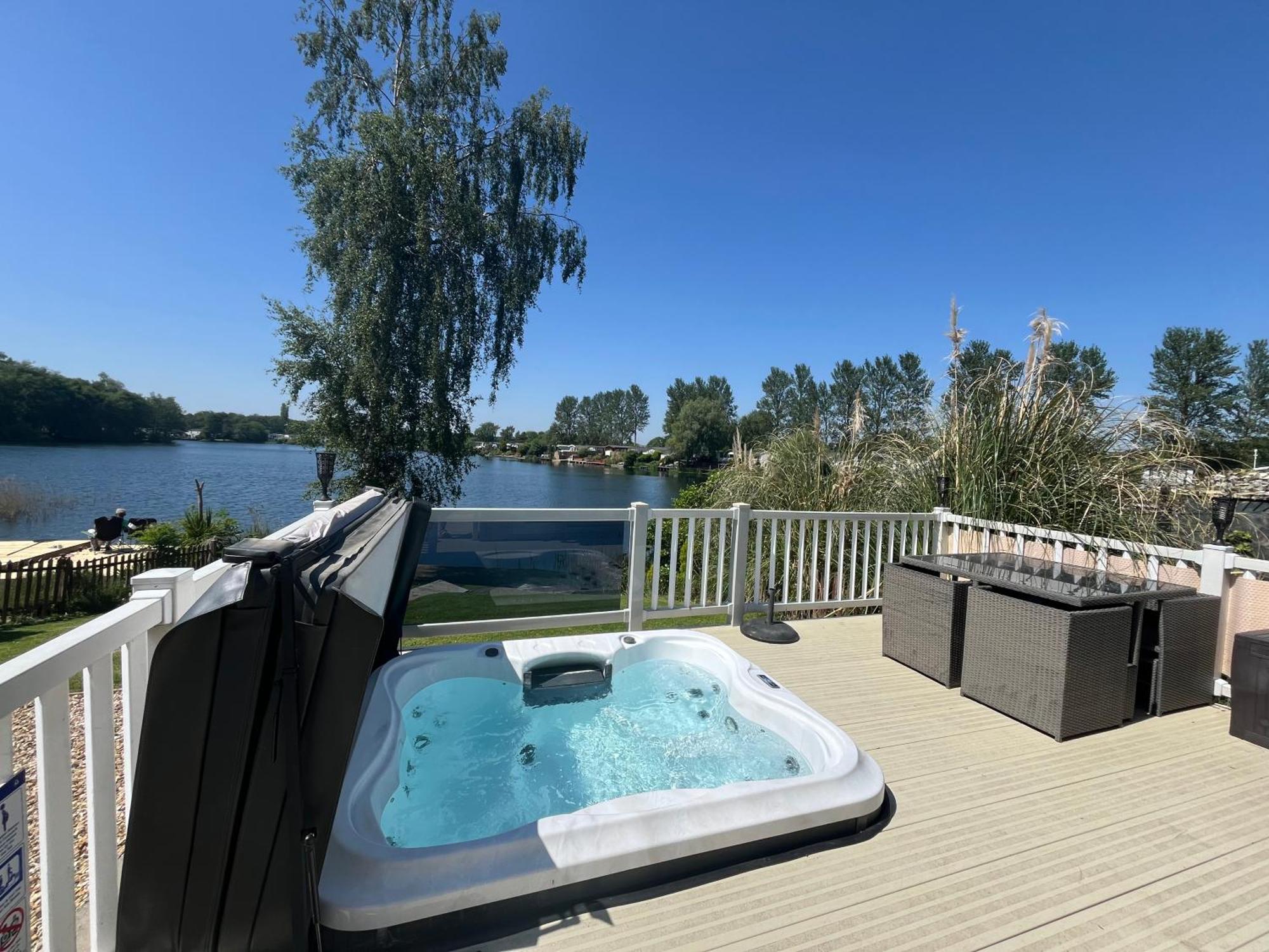 Tattershall Lakes Sunset View Caravan Lakeside, Hot Tub, Garden, Private Fishing Peg & Wifi Екстер'єр фото